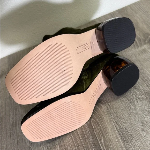 Luxurious Green Velvet Ankle Boots with Tortoise Heel - Picture 4 of 5